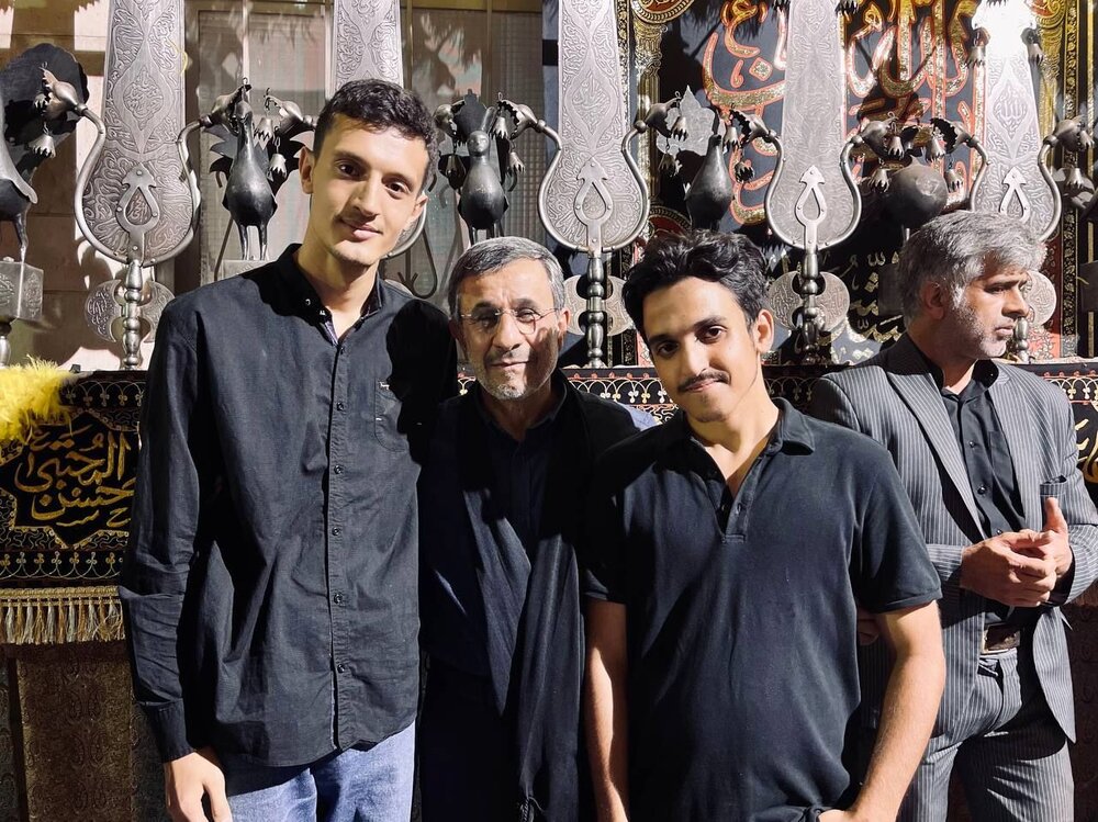 عکس های یادگاری با احمدی‌نژاد در مراسم شب تاسوعای حسینی
