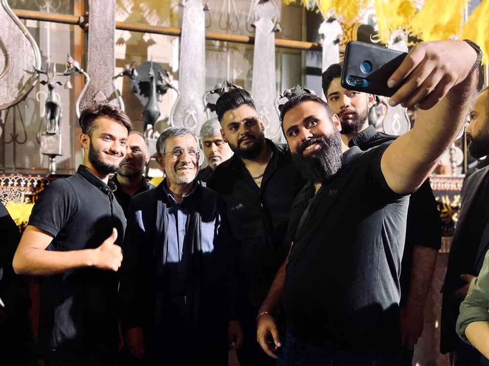 عکس های یادگاری با احمدی‌نژاد در مراسم شب تاسوعای حسینی