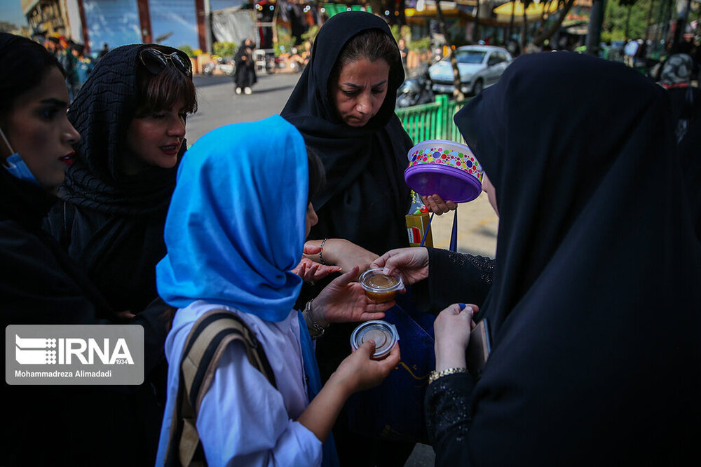تصاویر | خاص‌ترین حلوای جهان را اینجا بچش ؛ یک خیابان تماشا و عزا | حلوایی‌ترین خیابان ایران در تاسوعا را ببینید