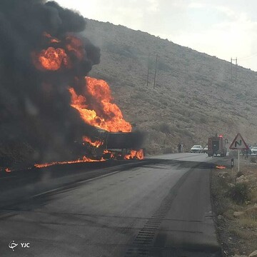 تصاویر هولناک از لحظه واژگونی و آتش گرفتن کامیون حامل سوخت درجاده فیروزآباد / فیلم