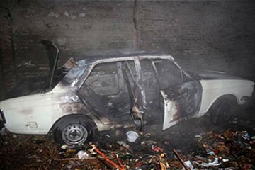 حریق هولناک خودروی پیکان در یزد / ۳ نفر زنده زنده سوختند!