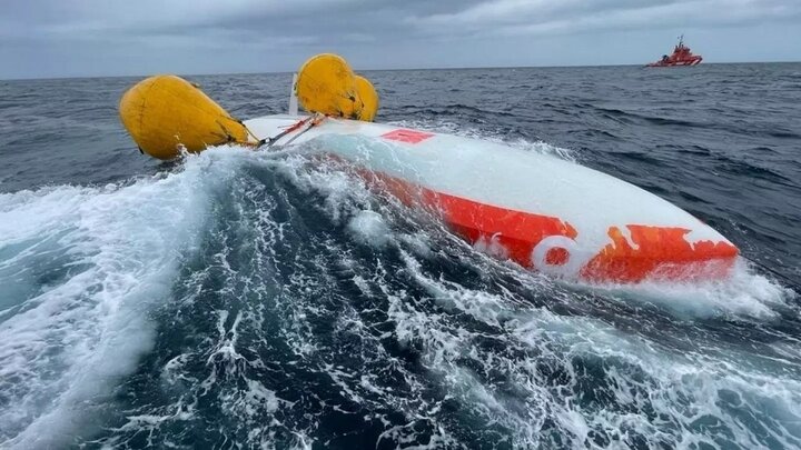 نجات ملوان فرانسوی پس از غرق شدن کشتی و ۱۶ ساعت ماندن در اقیانوس / فیلم