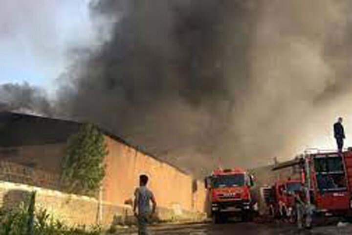 آتش‌سوزی کارگاه تولید درب‌های ضد سرقت در جاجرود / فیلم