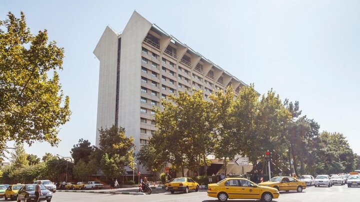  نمای بیرون هتل ۵ ستاره لاله در مرکز تهران