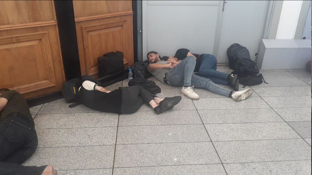  بلاتکلیفی ۱۲ ساعته زائران در فرودگاه امام | تصاویر خوابیدن مسافران کف سالن 