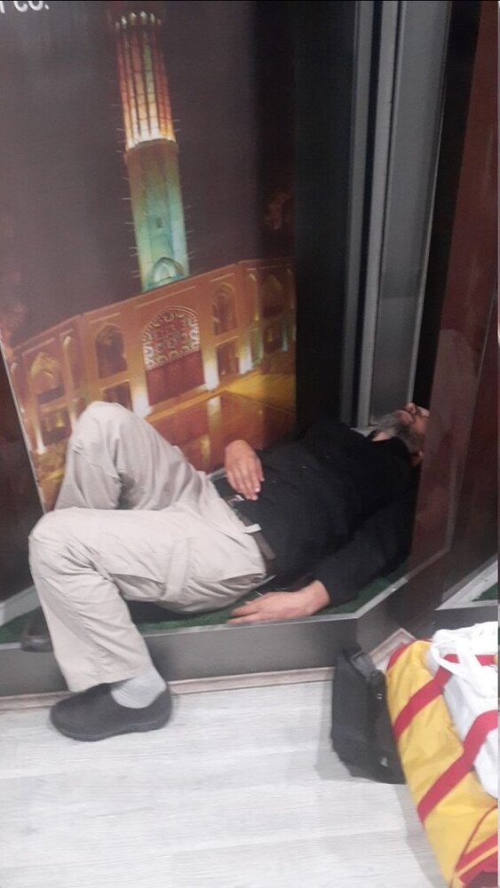  بلاتکلیفی ۱۲ ساعته زائران در فرودگاه امام | تصاویر خوابیدن مسافران کف سالن 