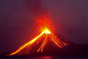 تصاویر آخرالزمانی از فوران مواد مذاب از کوه آتشفشان / فیلم