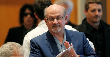 سلمان رشدی کیست و چرا امام خمینی حکم اعدام او را صادر کرد؟ + بیوگرافی