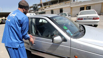 بازکردن در خودروهای ایران در یک چشم بهم زدن با پیچ گوشتی! / فیلم