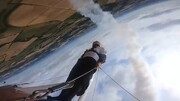 اقدام خطرناک پیرزن ۹۳ ساله روی بال هواپیمای در حال حرکت / فیلم
