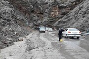 تصاویری عجیب از ریزش سنگ های بزرگ در جاده هراز / فیلم