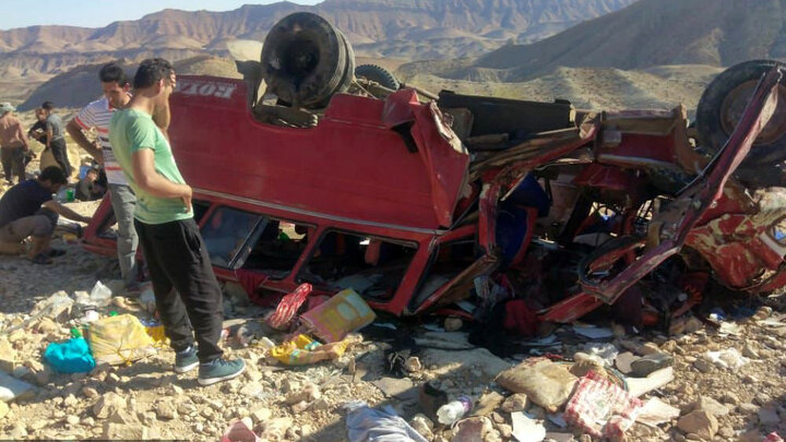 ۱۹ کشته و زخمی درپی سقوط وحشتناک مینی بوس کارگران به دره در جاده دشتستان / فیلم