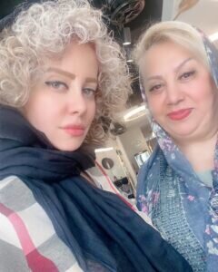 مدل موی عجیب و فرفری بازیگر زن مشهور با رنگ بلوند سوژه شد! / عکس