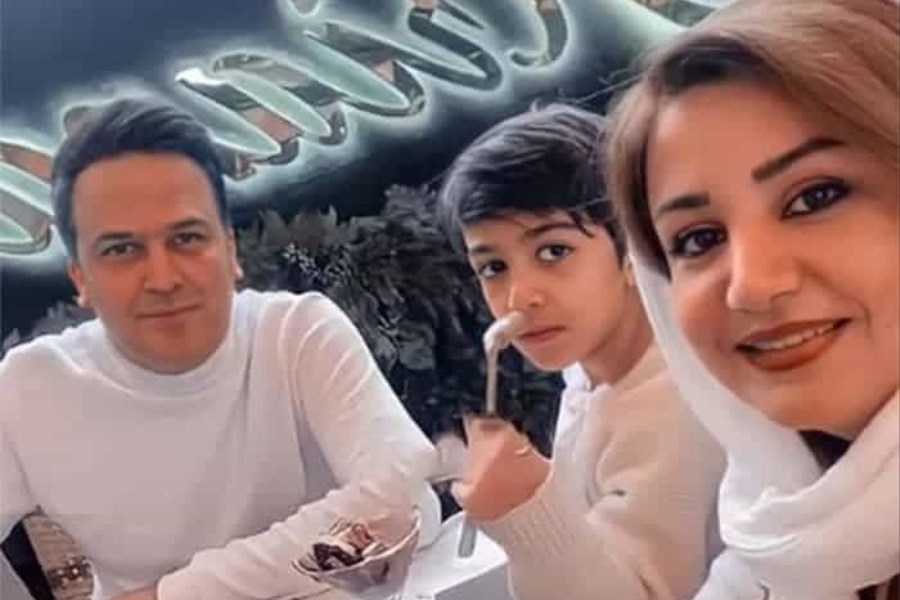 حامد آهنگی در کنار همسرش صفورا آغاسی و فرزندشان