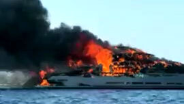 گرانترین قایق تفریحی جهان میان شعله های آتش / فیلم