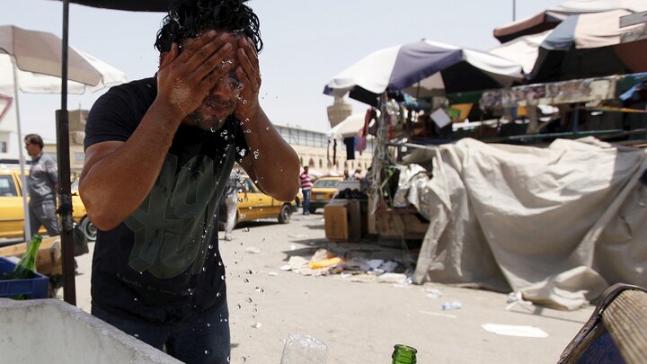 شیوه جالب جذب مشتری مغازه داران عراقی در فصل گرما / فیلم