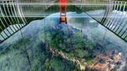 تصاویر دیدنی از رودخانه شیشه‌ای در چین / فیلم
