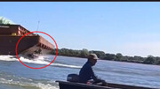 تصاویر هولناک از لحظه برخورد ناو باربری با قایق تفریحی در دریا / فیلم