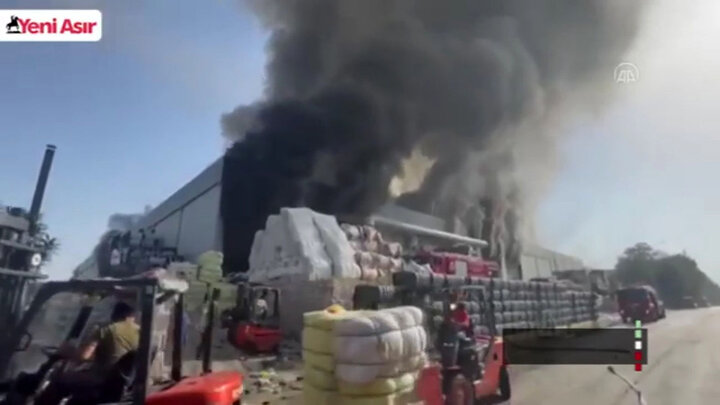 تصاویر هولناک از آتش سوزی وحشتناک کارخانه ریسندگی در غرب ترکیه / فیلم