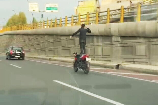 حرکات خطرناک یک موتورسوار در اتوبان‌های تهران/ فیلم