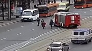 اقدام قابل تحسین برانگیز آتش نشانان برای عبور پیرزن از وسط خیابان / فیلم