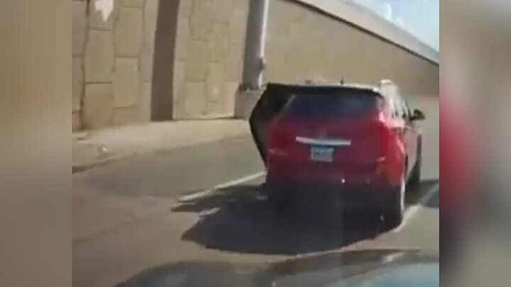 لحظه سقوط کودک از داخل خودروی شاسی بلند در حال حرکت / فیلم