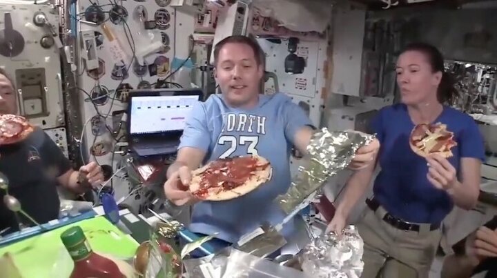 تصاویری از لحظه و پیتزاخوردن فضانوردان در ایستگاه فضایی! / فیلم