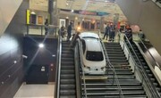 سارق روانی با خودرو وارد ایستگاه مترو شد! / فیلم