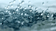 تصاویر چشم نواز از بارش دیدنی باران بر روی رودخانه / فیلم