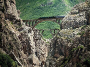 مرتفع‌ترین پل ثبت شده در گینس در ایران قرار دارد