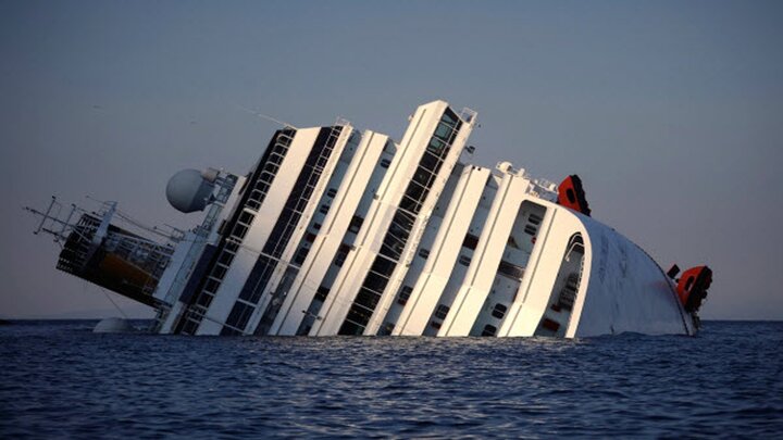 تصاویر هولناک از لحظه غرق شدن قایق تفریحی ۴۰ متری در سواحل ایتالیا / فیلم