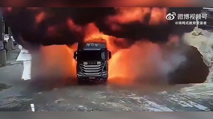 تصاویر هولناک از لحظه آتش گرفتن کامیون به دلیل نقص فنی هنگام خالی کردن بار / فیلم
