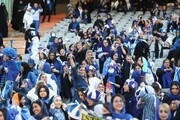 سجده شکر دختر طرفدار استقلالی در استادیوم آزادی! / عکس