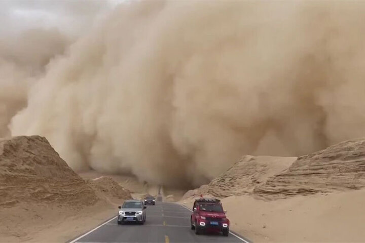 لحظه ترسناک هجوم طوفان شن به چین + فیلم