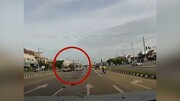 پرتاب مسافرین پشت وانت به آسمان پس از برخورد با خودروی سواری + فیلم