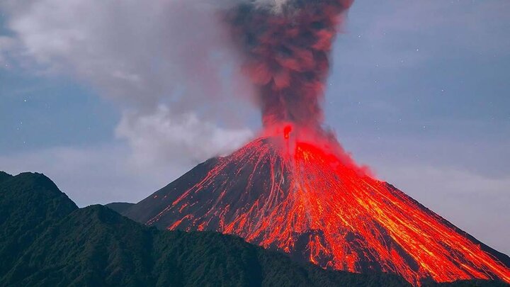 تصاویر پهپادی جالب از بالای یک آتشفشان در حال فوران + فیلم