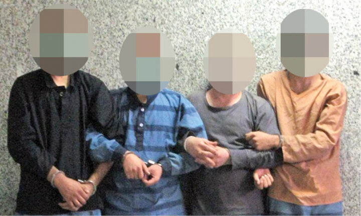 حمله با قمه به آرایشگاه مردانه در تهران / ۱۰ نفر گروگان گرفته شدند!
