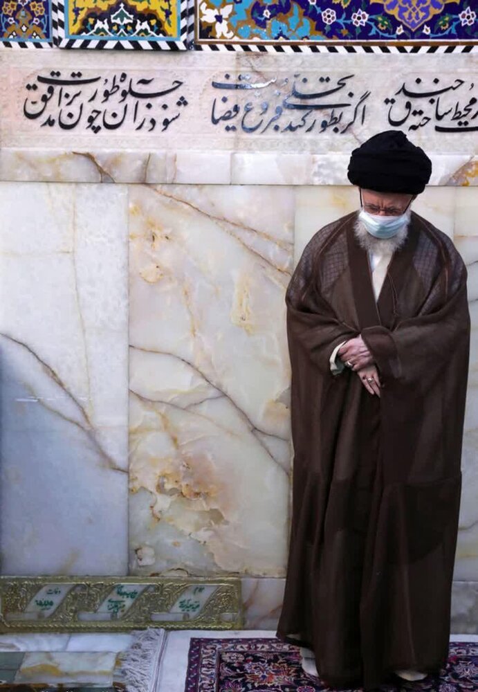 تصویری از حضور رهبرانقلاب بر مزار پدرشان در مشهد