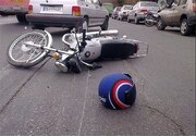 زمین خوردن وحشتناک موتورسوار درپی شیطنت جوان فوتبالیست + فیلم