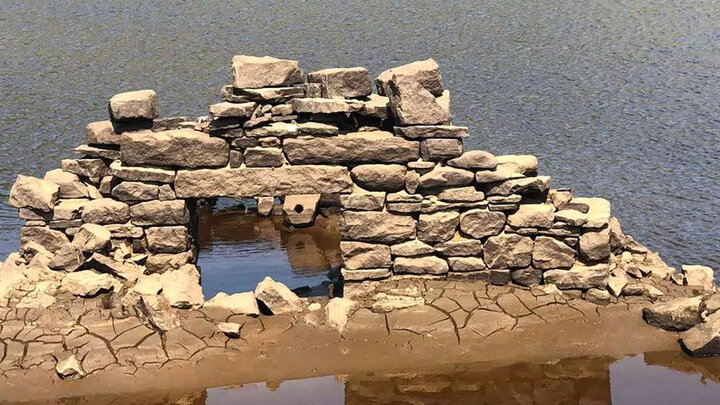 از زیر آب درآمدن یک روستا مربوط به قرون وسطی به دلیل خشکسالی + عکس