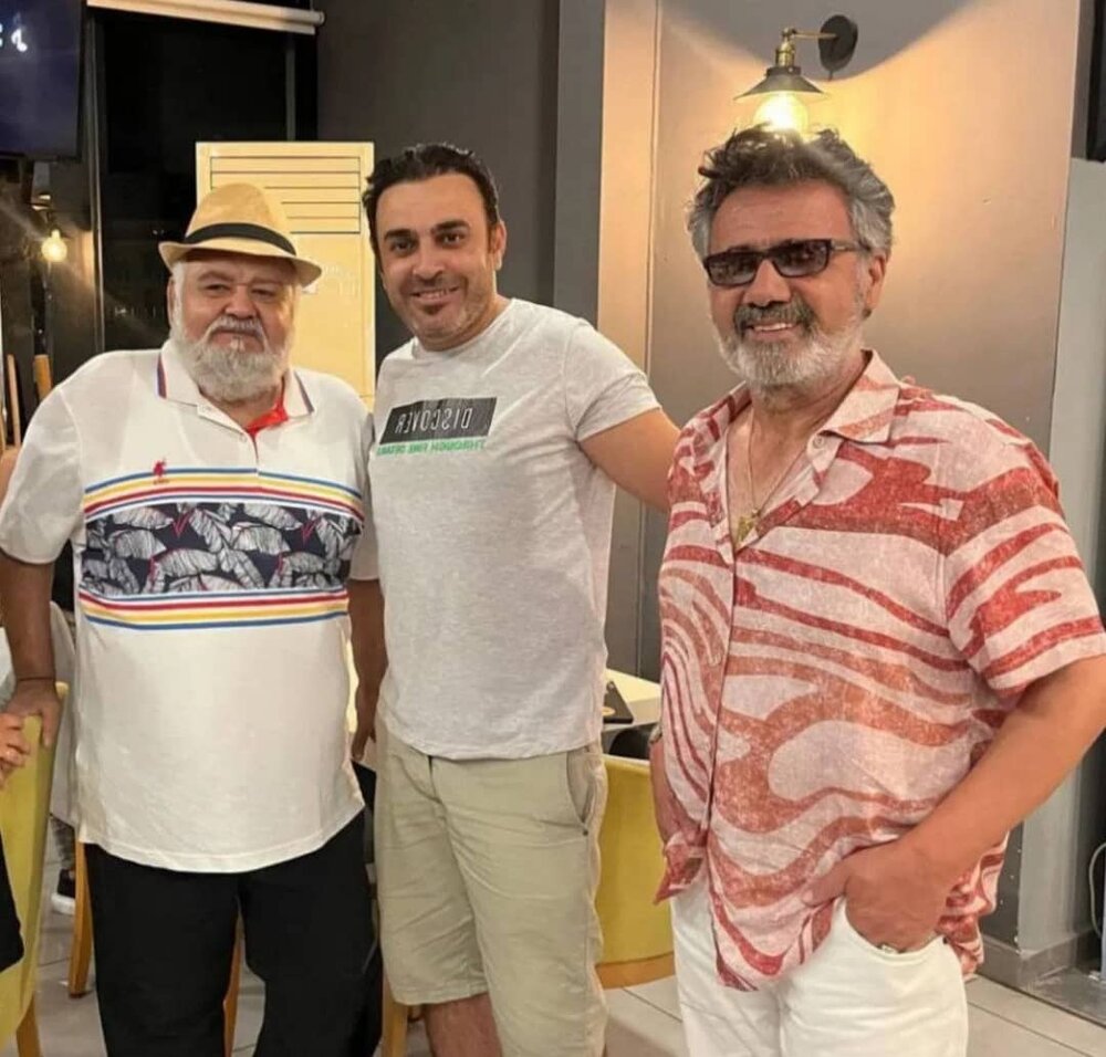 عکس یادگاری اکبر عبدی و خواننده مشهور لس آنجلسی پس از کنسرت