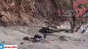 تصاویر دلهره آور از لحظه نجات جان مرد جوان از رودخانه طغیانی با هلیکوپتر در پاکستان + فیلم