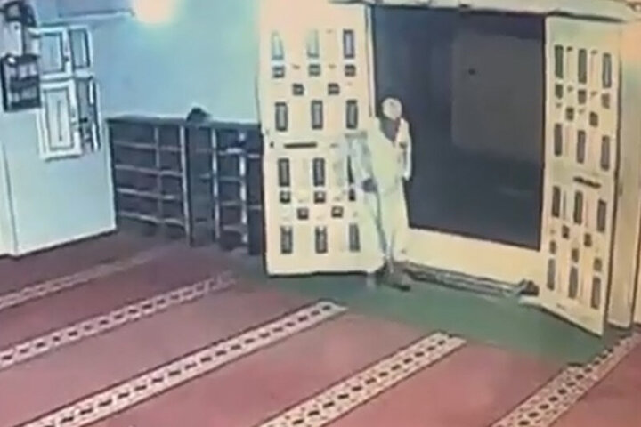 فوت عجیب و غم انگیز پیرمرد هنگام ورود به مسجد + فیلم