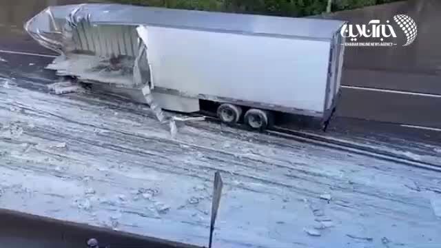 ویدیو دلهره از لحظه تصادف یک خودرو با تریلی در جاده بارانی!