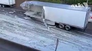 واژگونی کامیون حامل شیشه سس در جاده! + فیلم