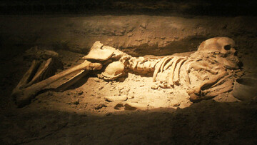تصاویر دیده نشده از کشف جنین اسکلت زن ۴ هزار ساله به همراه جنین داخل شکمش در دامغان + فیلم