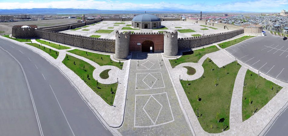 قلعه‌ای بر بلندای تپه در جمهوری آذربایجان