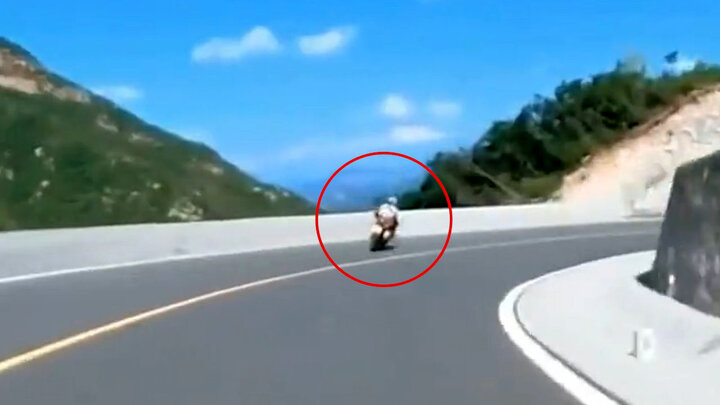 لحظه پرت شدن راننده موتورسیکلت از روی موتور به داخل دره! + فیلم
