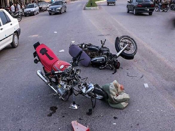 تصادف وحشتناک موتورسیکلت با زن جوان عابر پیاده در تقاطع + فیلم