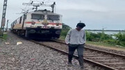 ویدیو دلخراش از تصادف هولناک قطار با پسر نوجوان ماجراجو
